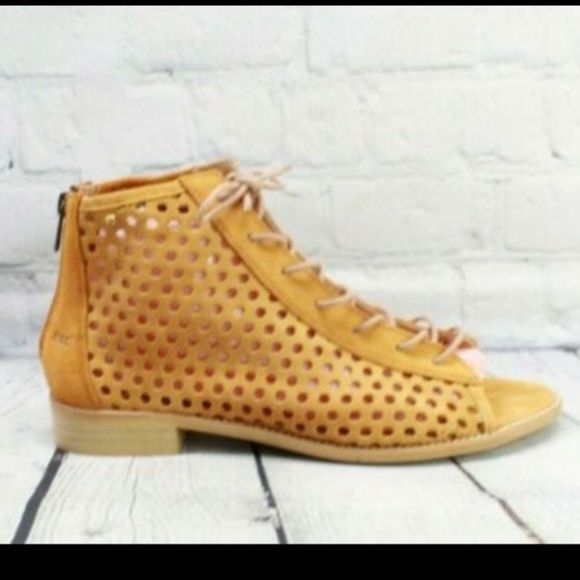 Musse & Cloud Aiden Lace Up Ankle Flats Size 6 - Picture 3 of 4